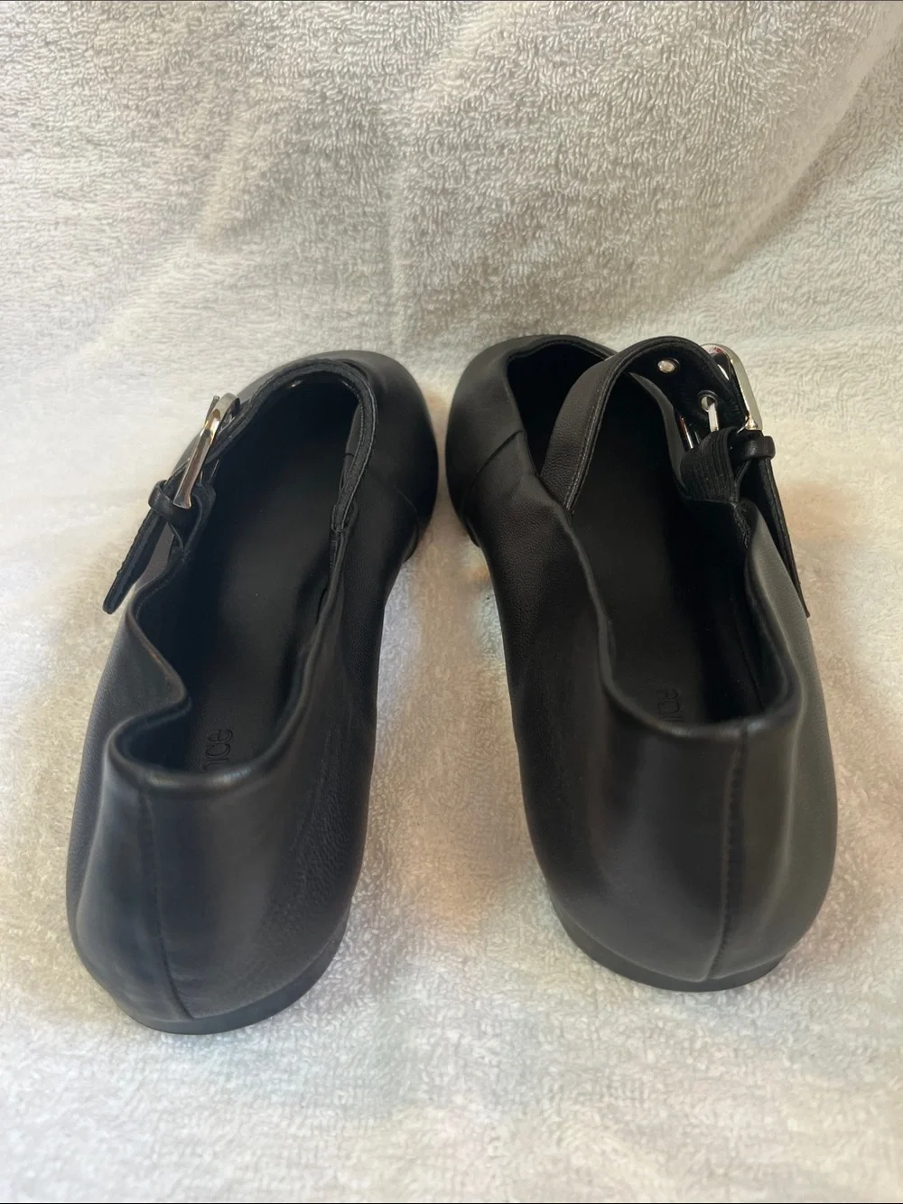 Quince sleek black